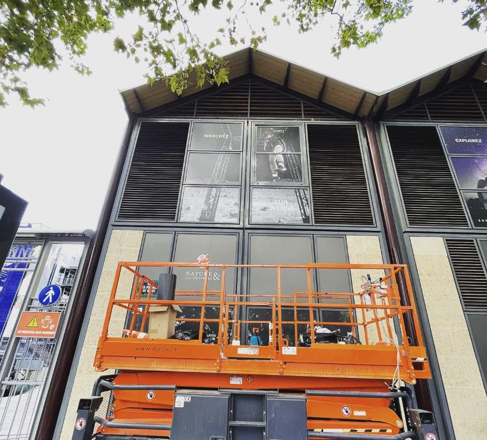 Pose film adhésif vitrine commerce Seine-et-Marne - Réalisation Spoof BTP